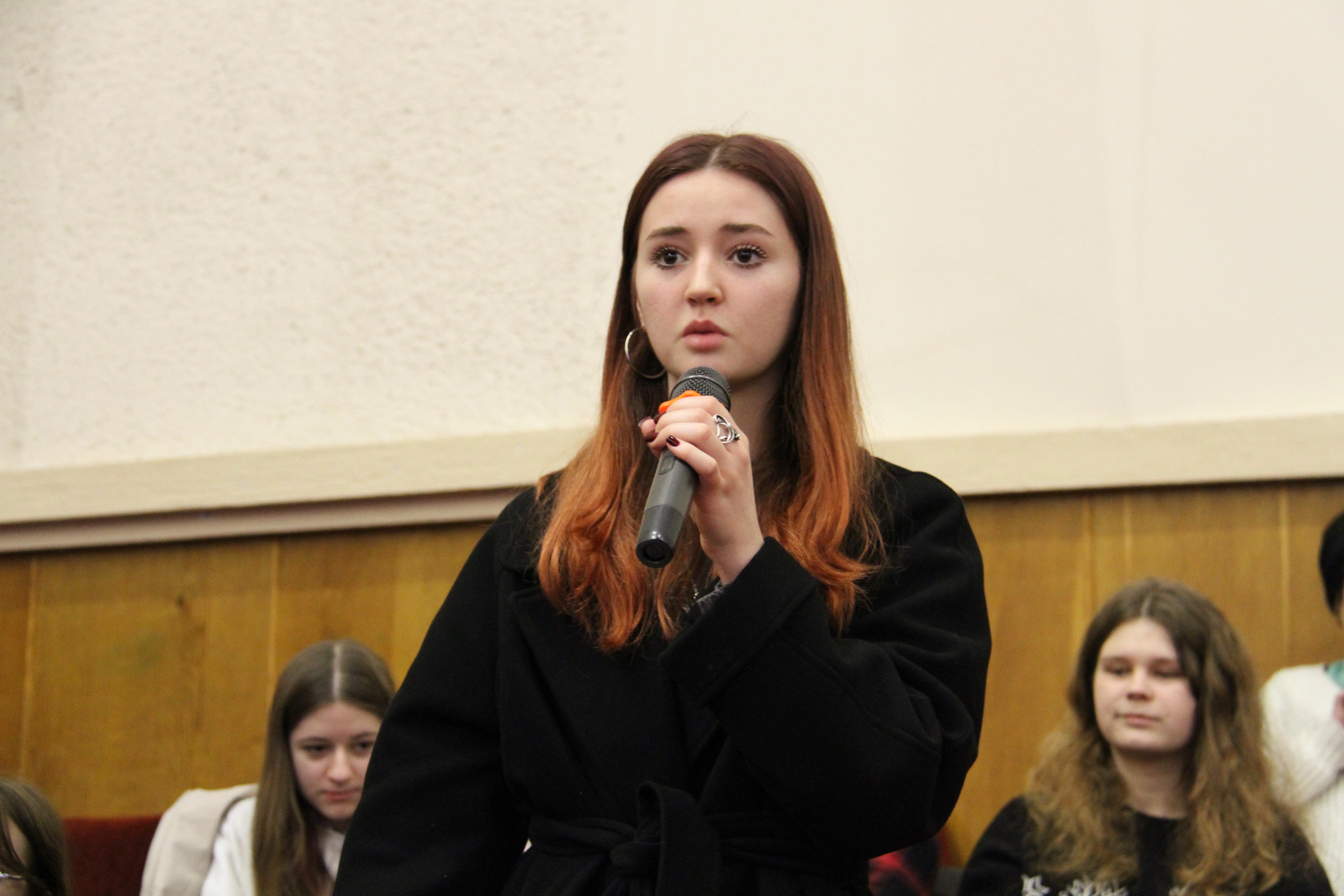 Studenty stavliat pytannia pid chas vidkrytoho mikrofonu